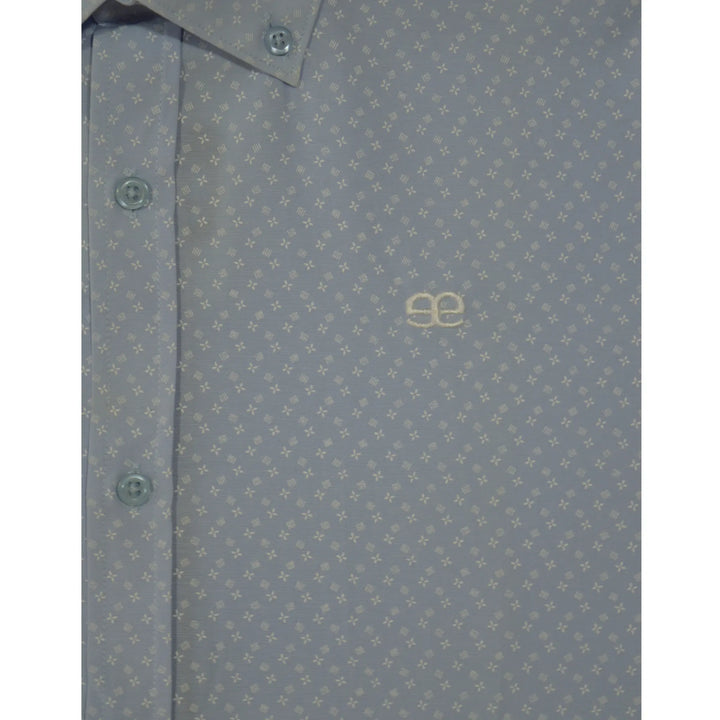 Detalle del estampado y logo bordado de la camisa Pakal azul para hombre