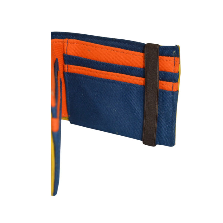 Detalle interior cartera Marlor con ranuras para tarjetas y forro textil