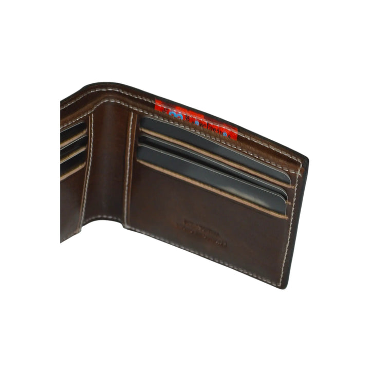 Detalle de cartera de piel Ubrique con ranuras para tarjetas, acabado artesanal