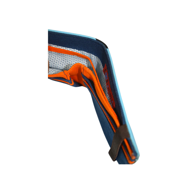 Detalle de costuras e interior textil de la cartera de cuero West azul y negro