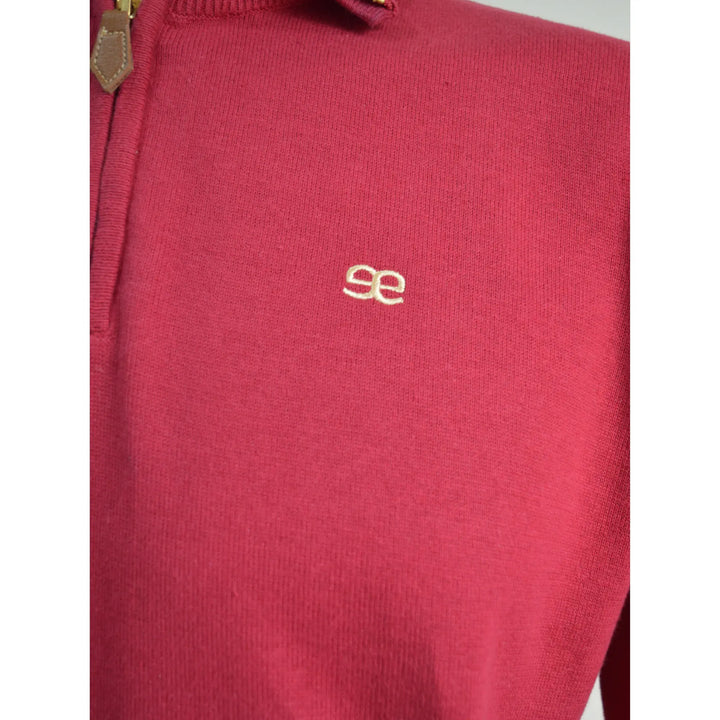 Detalle del tejido y logo bordado del jersey color cereza Kilagi para hombre