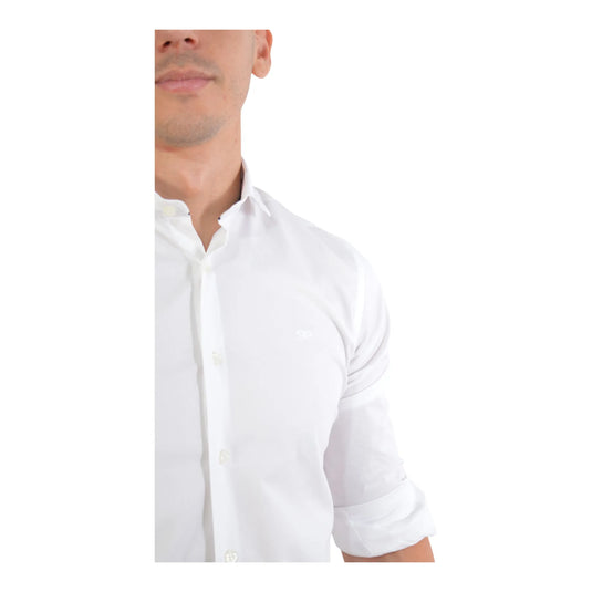 Detalle del logo bordado EE Exclusive en camisa blanca Magüerle para hombre.