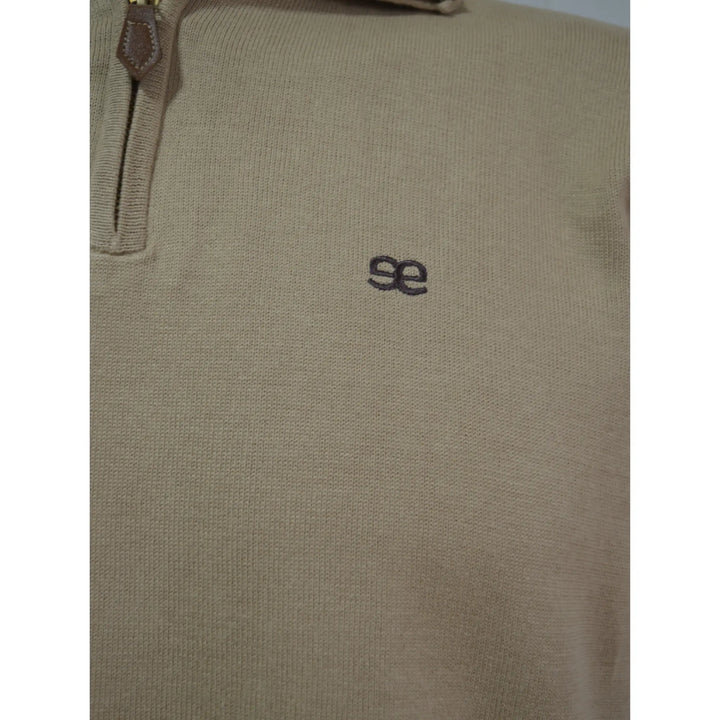 Detalle del tejido y logo bordado del jersey camel Kilagi para hombre de EE Exclusive