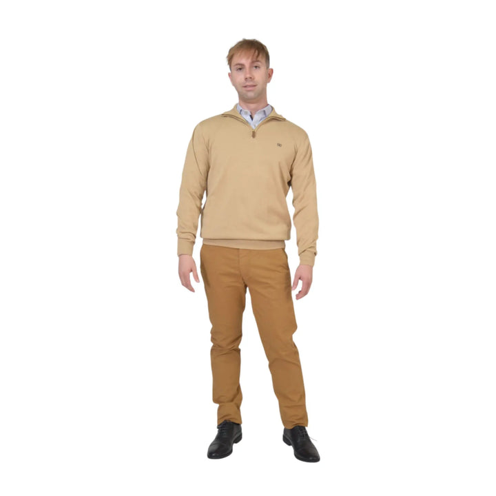 detalle logo EE Exclusive en jersey Kilagi camel hombre