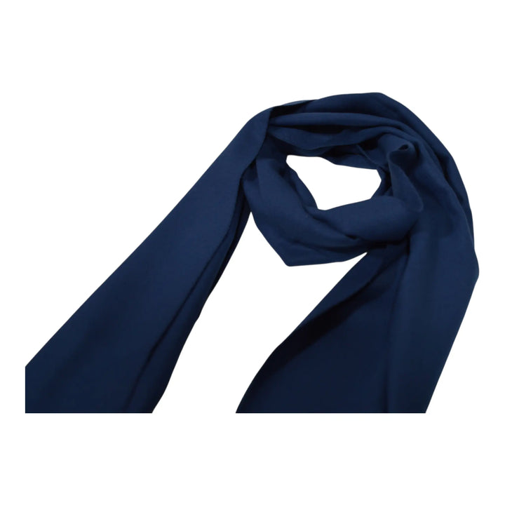 Detalle del nudo y caída de la bufanda Ron azul marino para hombre