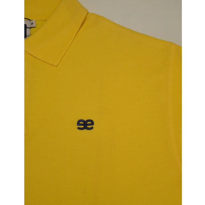 detalle logo bordado polo amarillo algodón hombre EE Exclusive