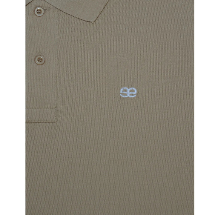 detalle del logo bordado en polo camel de algodón Kile, tejido piqué y acabado de calidad