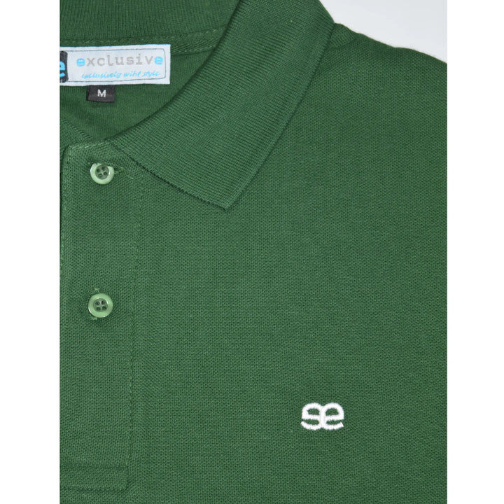 Detalle del polo verde EE Exclusive para hombre con cuello clásico, tejido texturizado y logo bordado en el pecho.