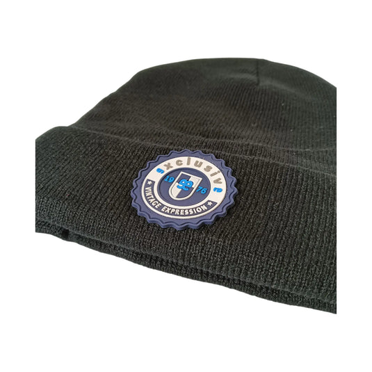 Detalle del parche bordado en gorro negro EE Exclusive