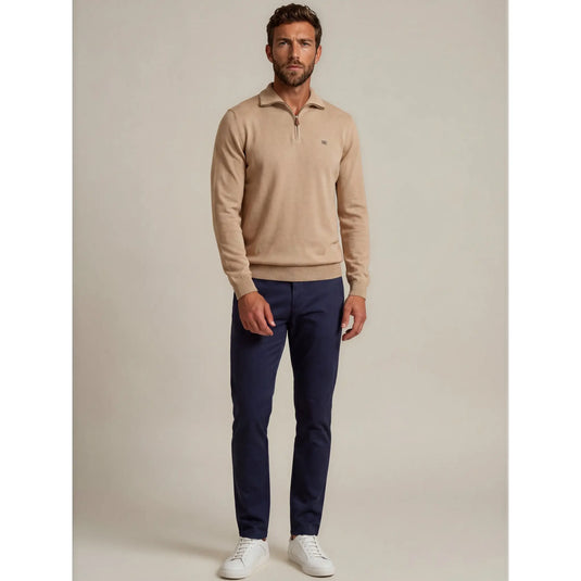 Hombre con jersey camel Kilagi de media cremallera combinado con pantalón azul marino y zapatillas blancas