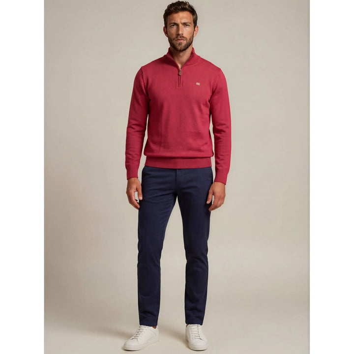 Jersey color cereza Kilagi para hombre con pantalón azul marino y zapatillas blancas