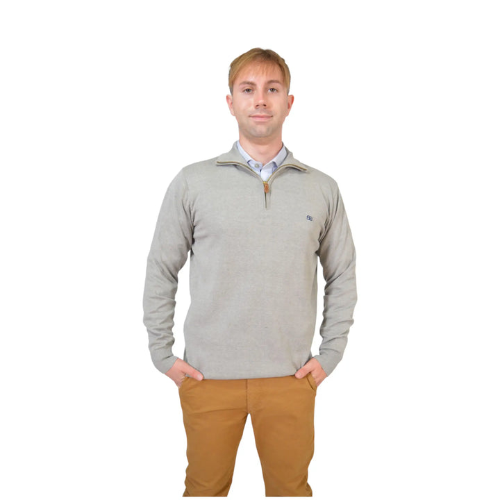 Jersey gris para hombre EE Exclusive, vista frontal con media cremallera y logo bordado.