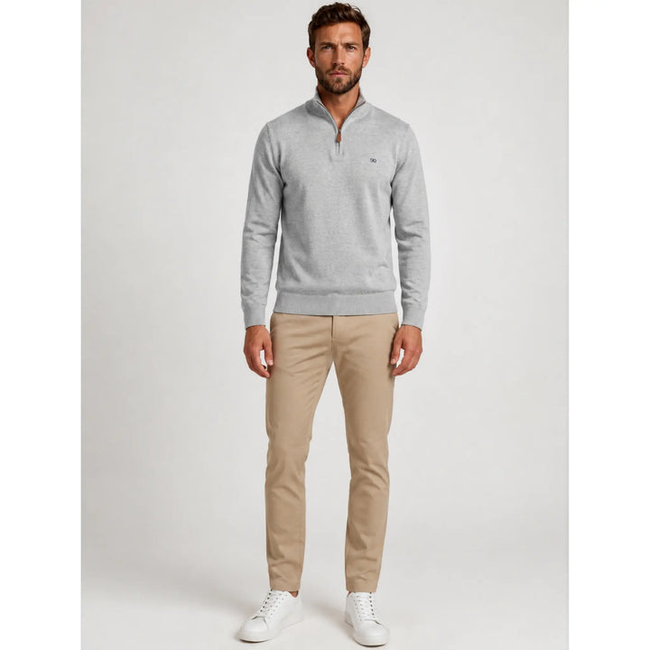 Jersey gris Kilagi para hombre con pantalón beige y zapatillas blancas