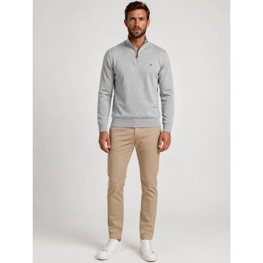 Jersey gris Kilagi para hombre con pantalón beige y zapatillas blancas