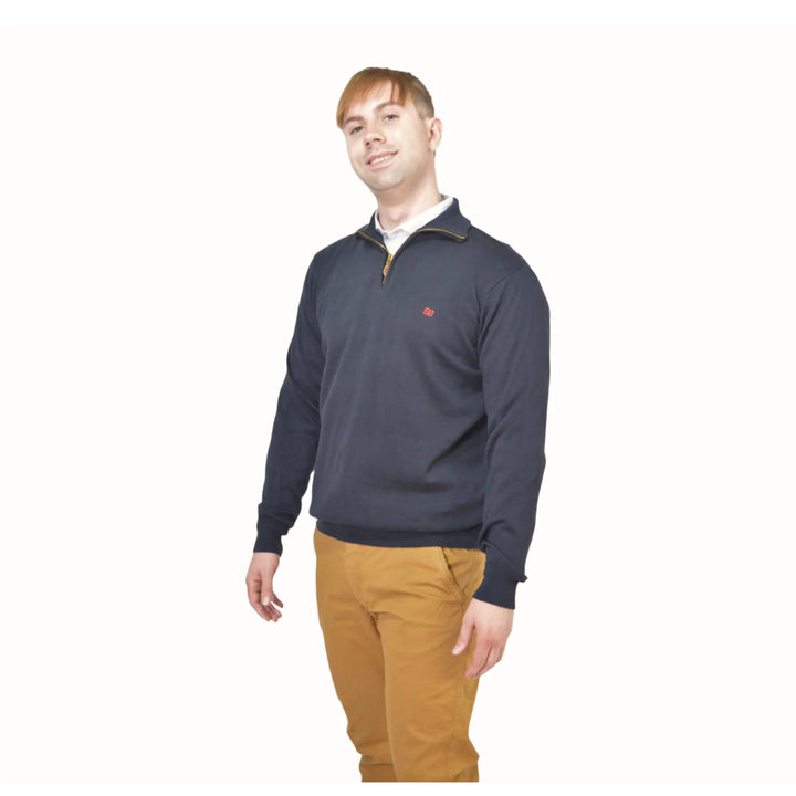 Hombre con jersey azul marino de EE Exclusive, vista en ángulo, look moderno y sofisticado.