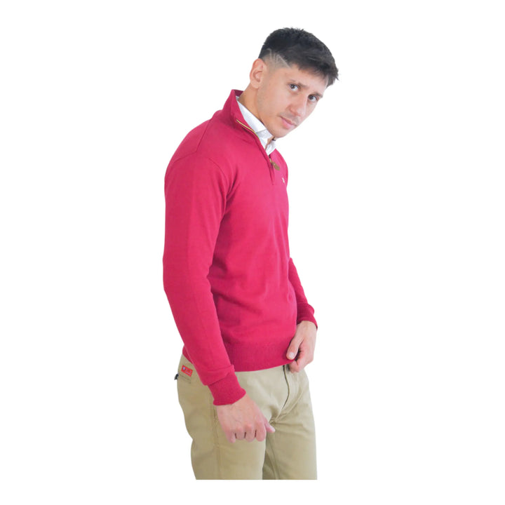 Vista lateral del jersey Kilagi color cereza, diseño de punto fino con cuello alto.