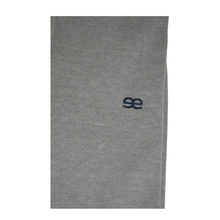 Jersey gris Kilagi de EE Exclusive con logo bordado azul marino en el pecho.