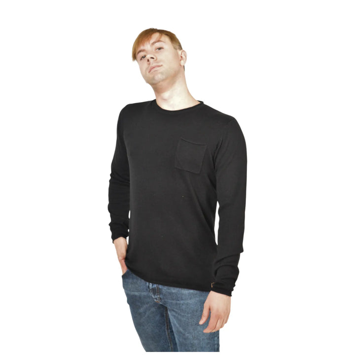 Jersey Nikkor negro para hombre de EE Exclusive, detalle del ajuste y textura.