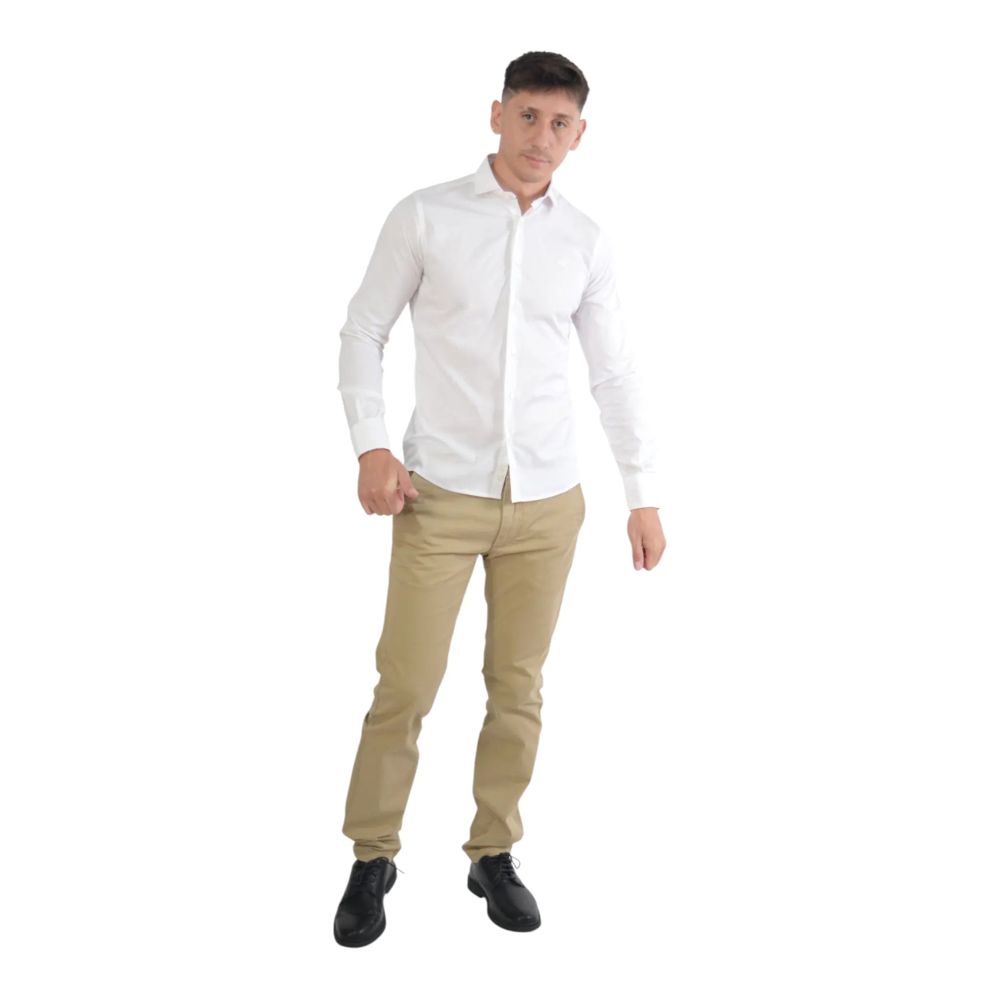 Look completo con camisa blanca Magüerle para hombre EE Exclusive, estilo urbano elegante.