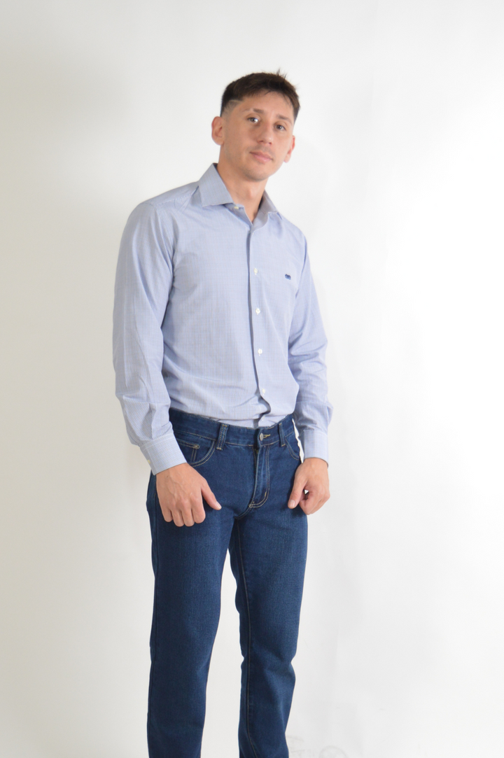 Modelo con camisa de algodón azul cuadros EE Exclusive – look elegante y casual