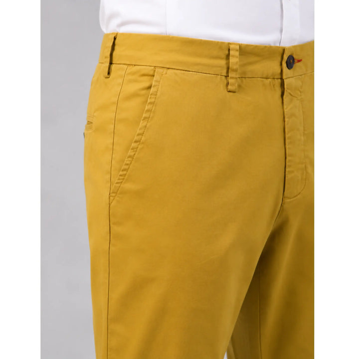 Detalle del bolsillo delantero y las costuras del pantalón chino Albano mostaza para hombre