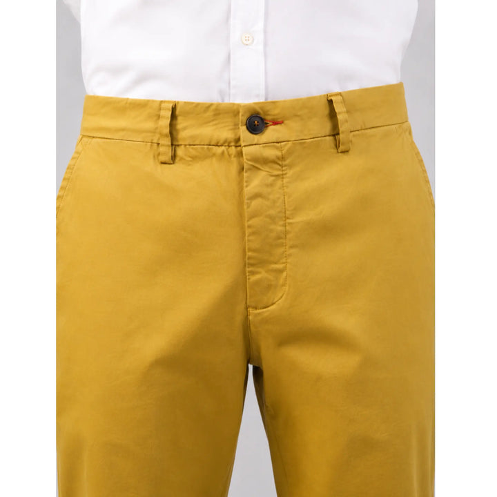 Detalle frontal de cintura, botón, cremallera y trabillas del pantalón chino Albano mostaza para hombre