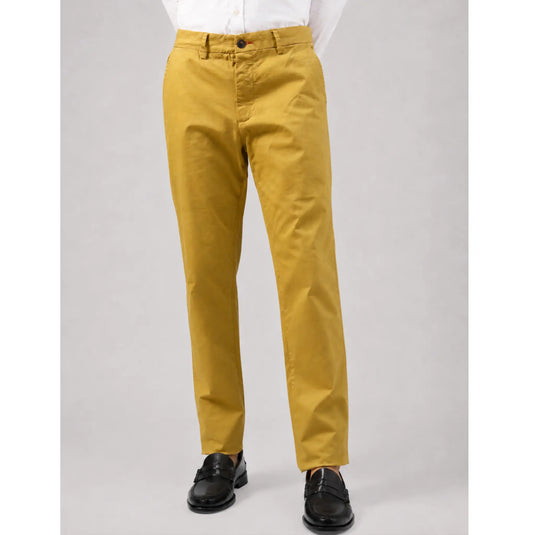 Pantalón chino Albano mostaza para hombre con camisa blanca y mocasines negros