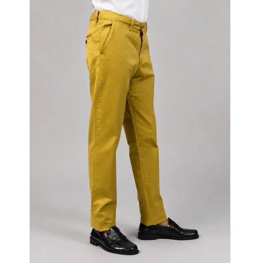 Pantalón chino Albano mostaza para hombre en vista lateral con camisa blanca y mocasines negros