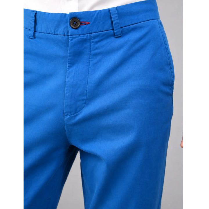 Detalle de la cintura, el botón y el cierre del pantalón chino azul Albano.
