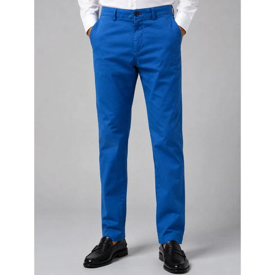 Pantalón chino azul Albano para hombre visto de frente con camisa blanca y mocasines negros.
