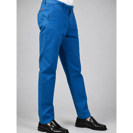Vista lateral delantera del pantalón chino azul Albano para hombre.