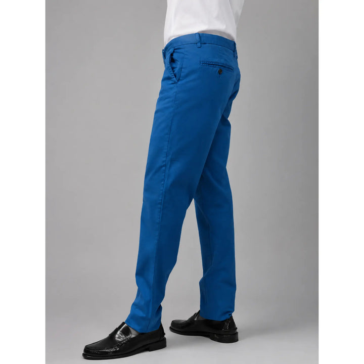 Vista lateral trasera del pantalón chino azul Albano mostrando su corte y caída.