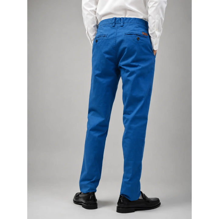 Pantalón chino azul Albano para hombre visto desde atrás con bolsillos traseros.