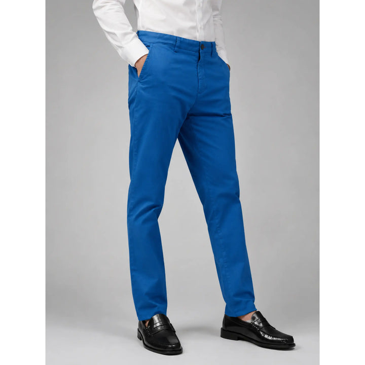 Pantalón chino azul Albano para hombre en vista de tres cuartos con camisa blanca.