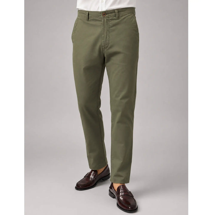 Pantalón chino Distan verde para hombre en posición natural con camisa blanca