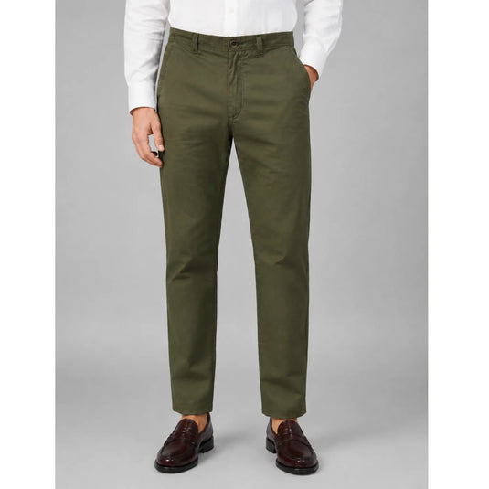 Pantalón chino Distan verde para hombre visto de frente con camisa blanca y mocasines