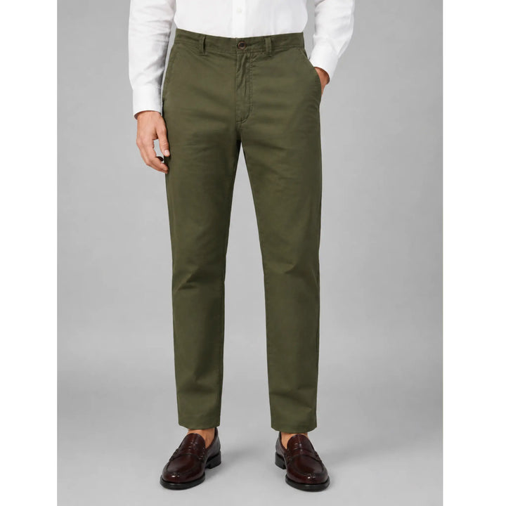 Pantalón chino Distan verde para hombre visto de frente con camisa blanca y mocasines