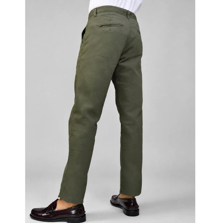 Vista trasera lateral del pantalón chino Distan verde mostrando su caída y ajuste