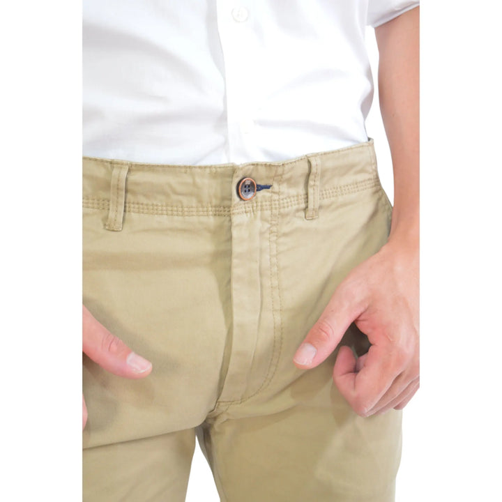 Detalle del cierre y costuras del pantalón chino Ginebre EE Exclusive en color beige.