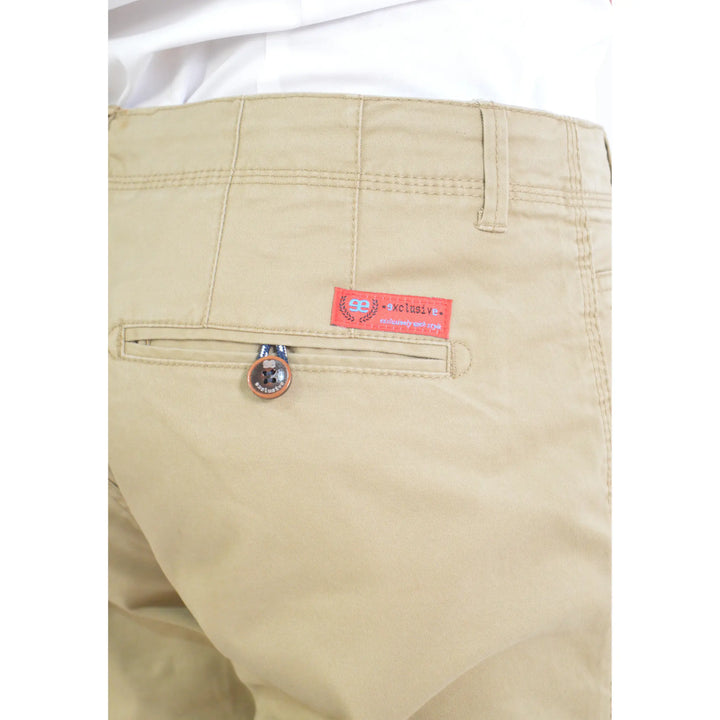 Etiqueta trasera del pantalón chino Ginebre EE Exclusive, diseño distintivo y elegante.