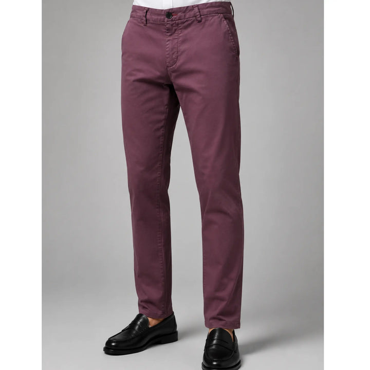 Ajuste frontal del pantalón chino granate Albano de hombre con camisa blanca.