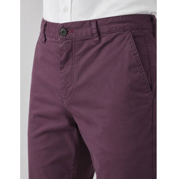Detalle de la cintura, botón, bolsillo y textura del pantalón chino granate Albano.