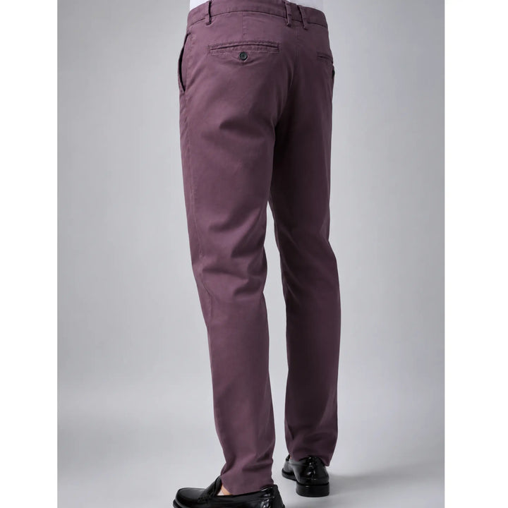 Pantalón chino granate Albano de hombre visto desde la parte trasera en tres cuartos.