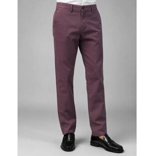 Pantalón chino granate Albano de hombre visto de frente con camisa blanca y mocasines negros.