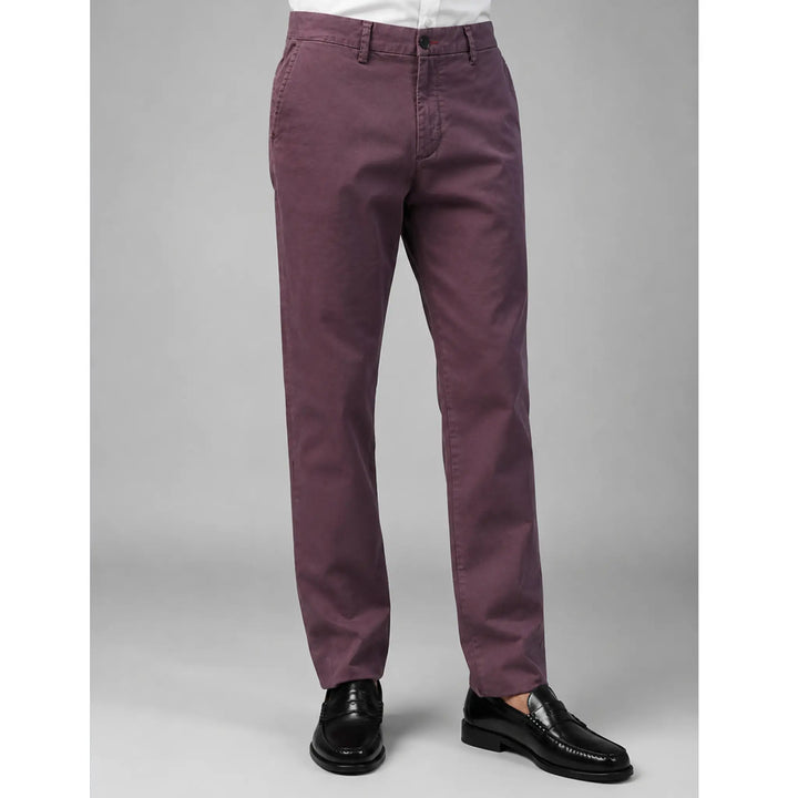 Pantalón chino granate Albano de hombre visto de frente con camisa blanca y mocasines negros.