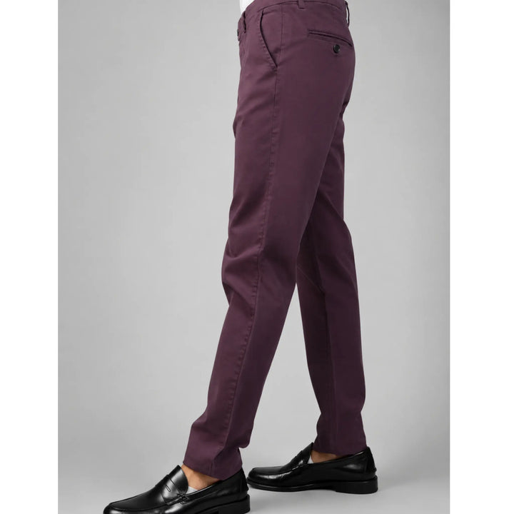 Vista lateral del pantalón chino granate Albano de hombre con corte recto.