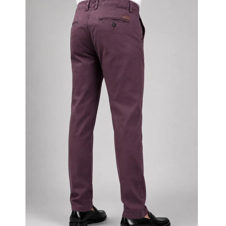 Vista trasera del pantalón chino granate Albano con bolsillos y etiqueta de la marca.