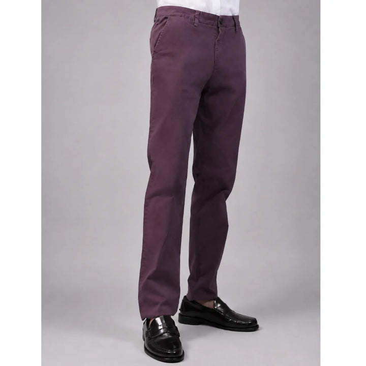 Pantalón chino granate Albano para hombre en vista frontal de tres cuartos.