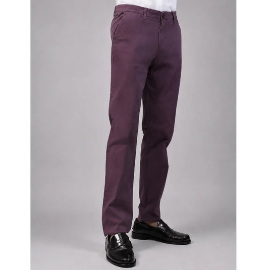 Pantalón chino granate Albano para hombre en vista frontal de tres cuartos.