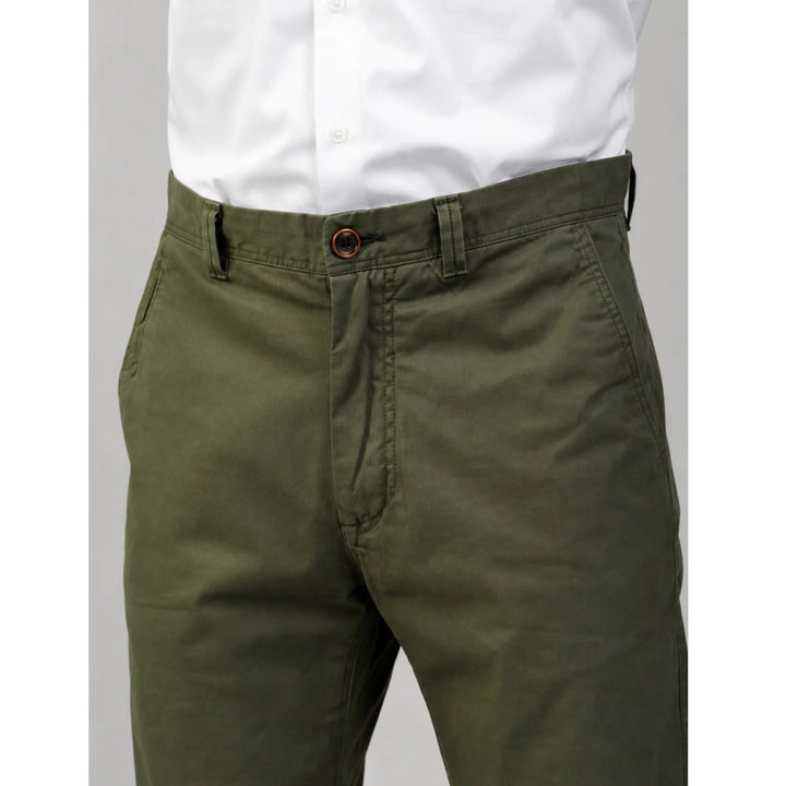 Detalle de cintura, botón, cremallera, trabillas y bolsillo del pantalón Distan verde
